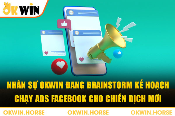Nhân sự OKWIN đang brainstorm kế hoạch chạy ads Facebook cho chiến dịch mới